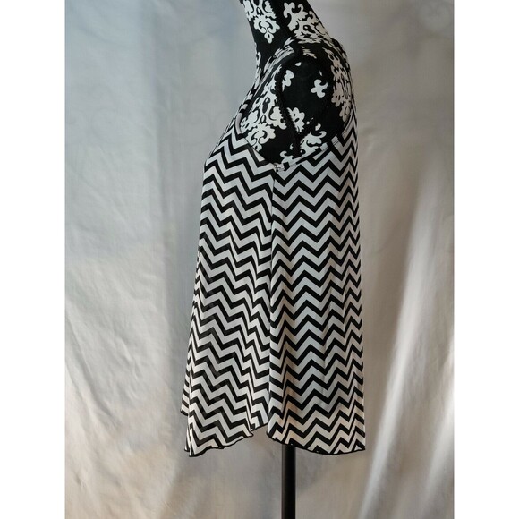 VTG. Tyche Women's Sleeveless Black &‎ White Chevron Pattern Tank Top Size Small - Picture 5 of 10